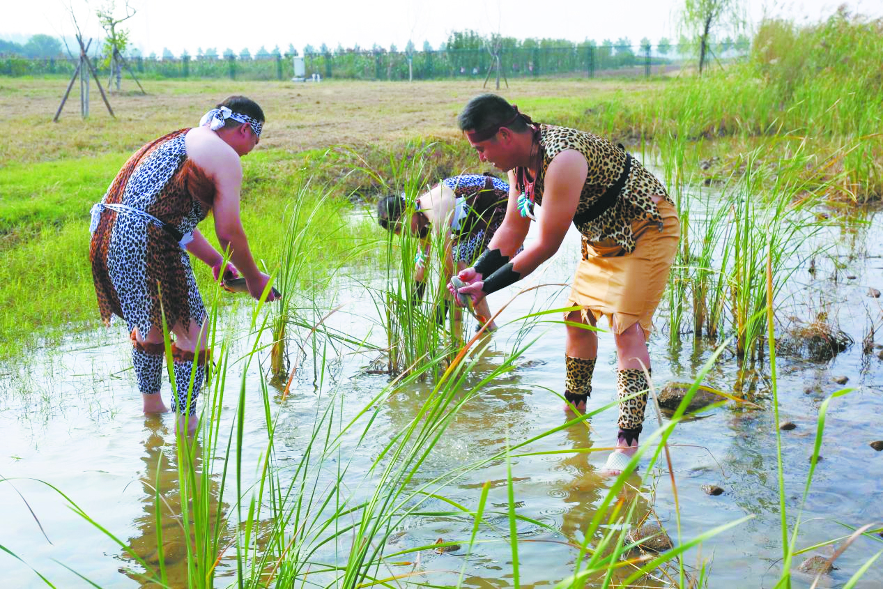贾湖考古遗址公园捕鱼场景演绎.jpg 贾湖考古遗址公园捕鱼场景演绎.jpg