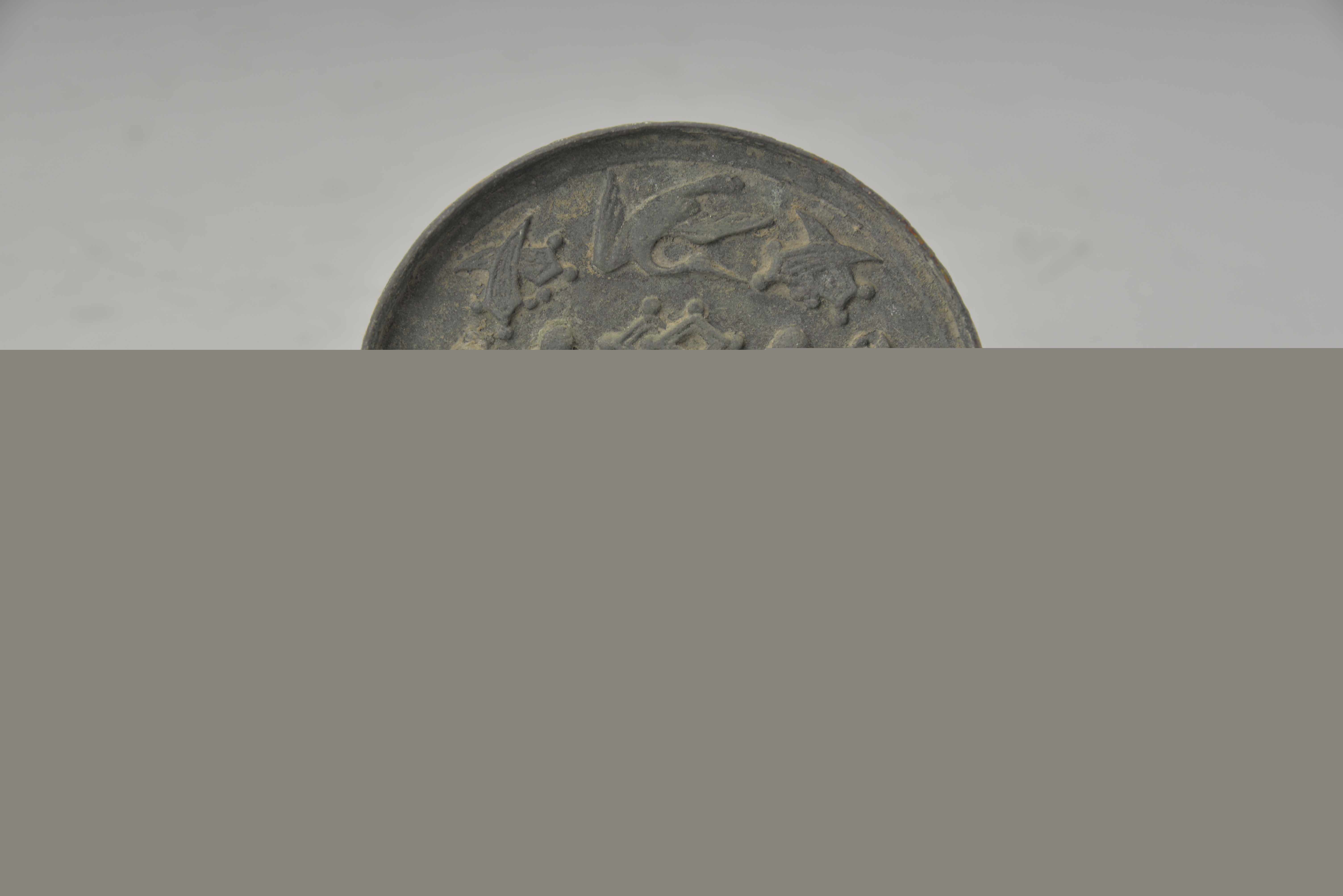 图4 仙鹤人物杂宝镜.jpg